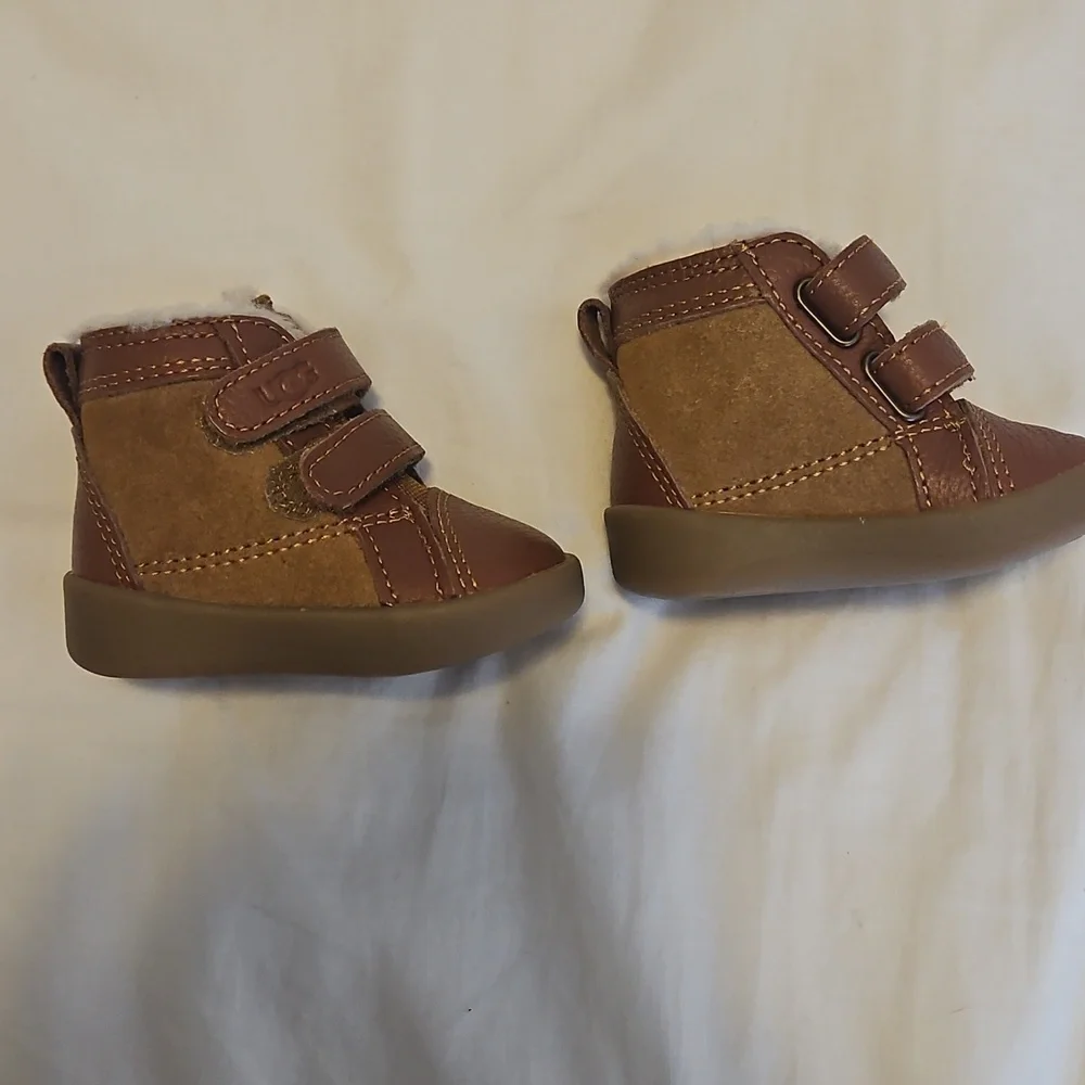 Unisex Baby Chestnut UGG Tan Baby Shoes with Faux Fur Trim